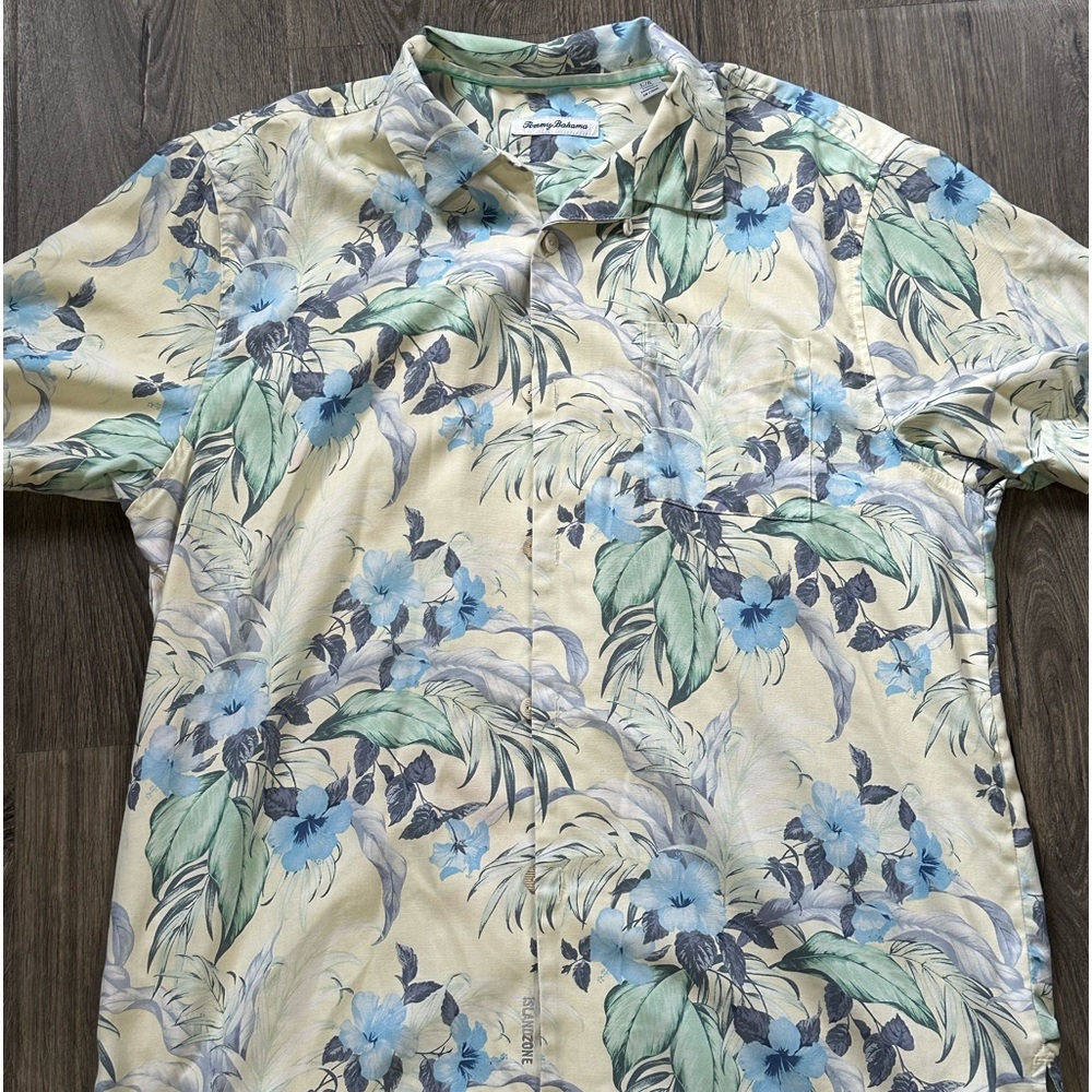 Tommy Bahama Large 100% silk floral button down short sleeved